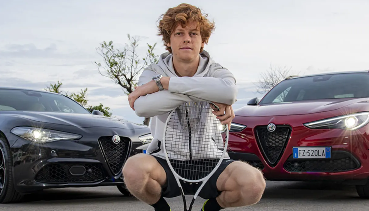 Jannik Sinner e Alfa Romeo em uma foto novo