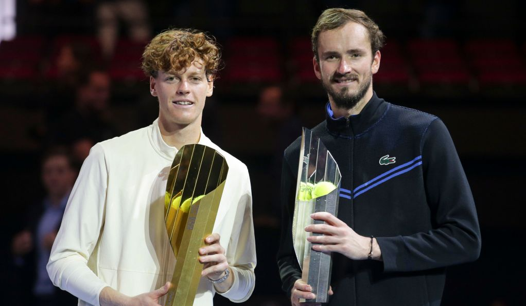 Jannik Sinner e Daniil Medvedev com um prêmio
