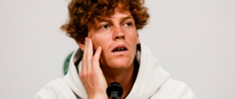 Jannik Sinner comenta sua vitória sobre Novak Djokovic no Six Kings Slam