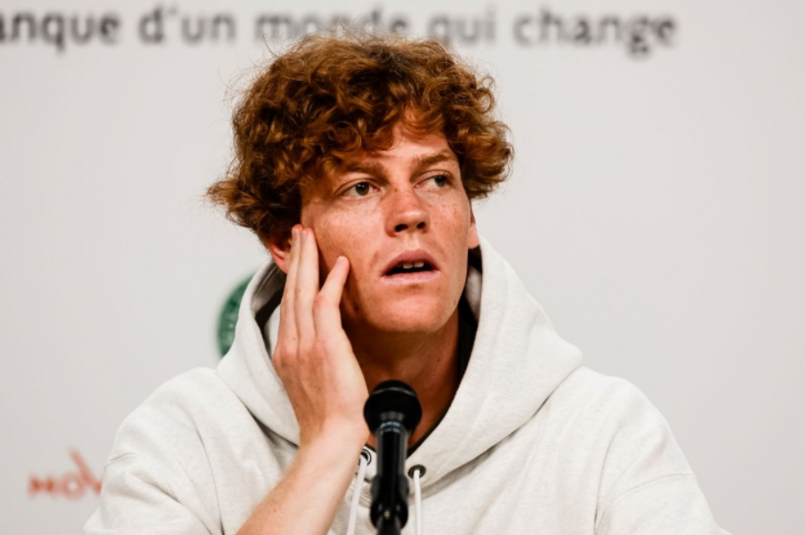 Jannik Sinner comenta sua vitória sobre Novak Djokovic no Six Kings Slam