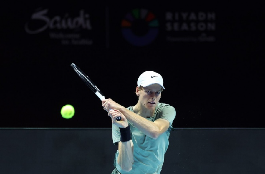 Jannik Sinner vence Novak Djokovic nas semifinais do Six Kings Slam